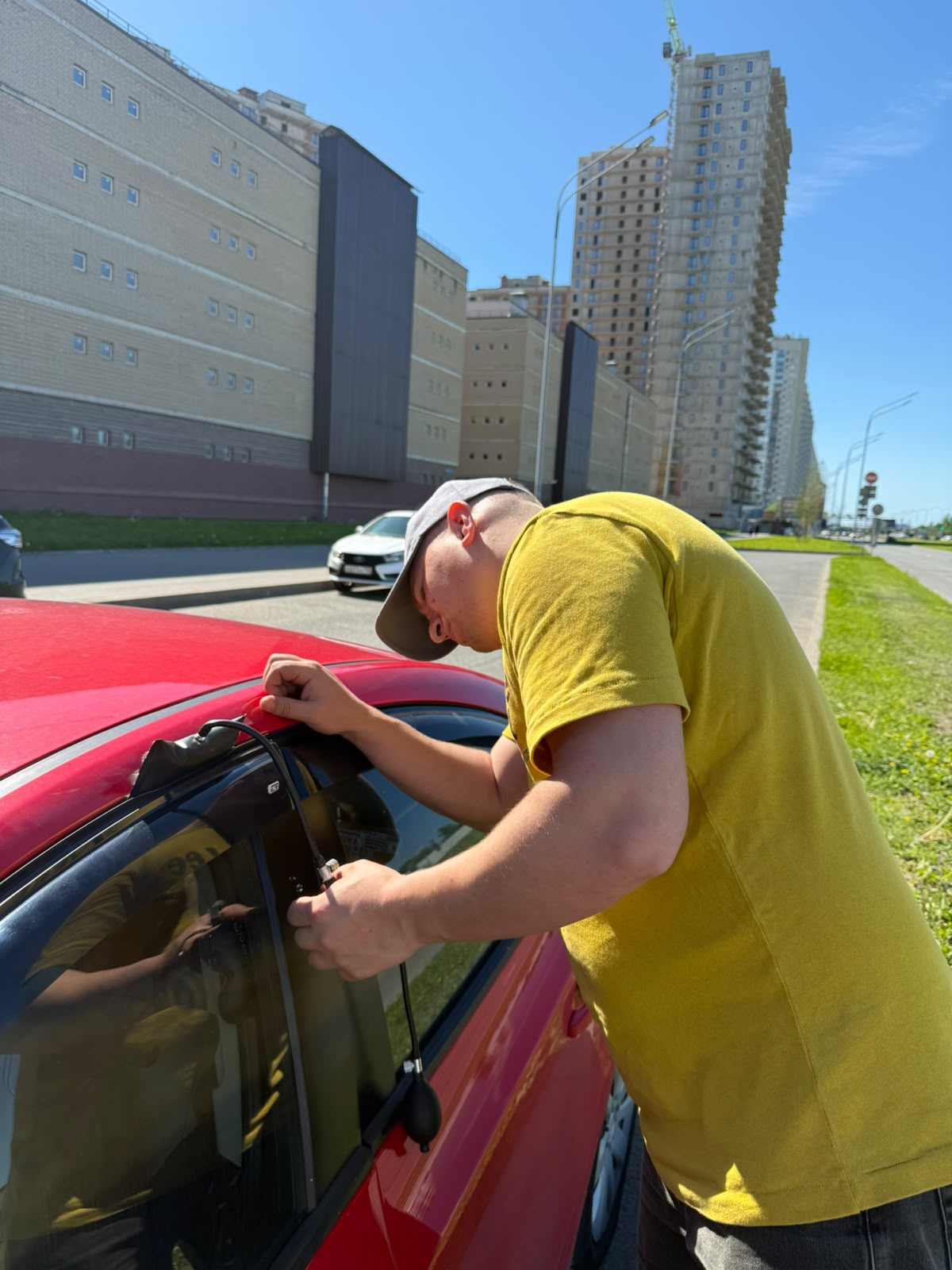 Аварийное вскрытие автомобиля мастером в Мурино